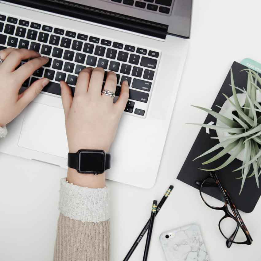 photo d'une femme tapant sur un ordinateur portable vue d'en haut